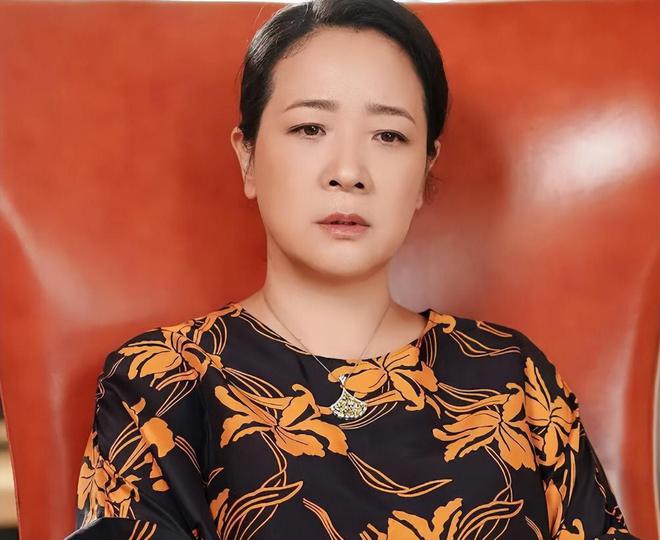 演员陈小艺,重磅推出陈小艺专属科技新品，引领智能生活新潮流！